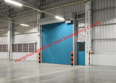 中国 倉庫の内部および外的な使用のために持ち上がる絶縁された工場圧延のゲートの産業ガレージのドア サプライヤー