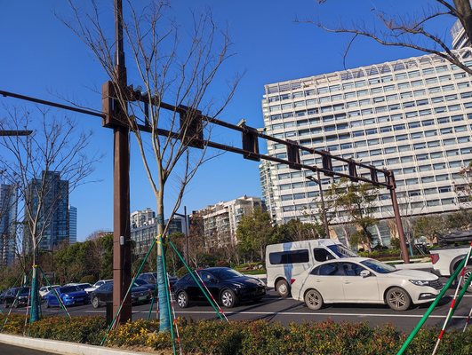 中国 単一の中型および小型警報印のためのコラムによって電流を通される鋼鉄交通標識ポーランド人 サプライヤー
