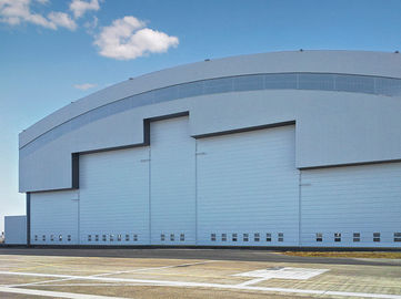 中国 電気スライドのドアが付いているプレハブのカーブの屋根ふきシステム鋼鉄航空機の格納庫 サプライヤー