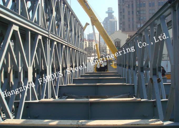 現代様式はモジュラー鋼鉄ベイリー橋によって電流を通された表面処理を組立て式に作りました 0