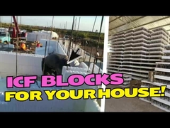 屋根と外壁とカーポートの現代的な外観を持つ2階建てのアパート